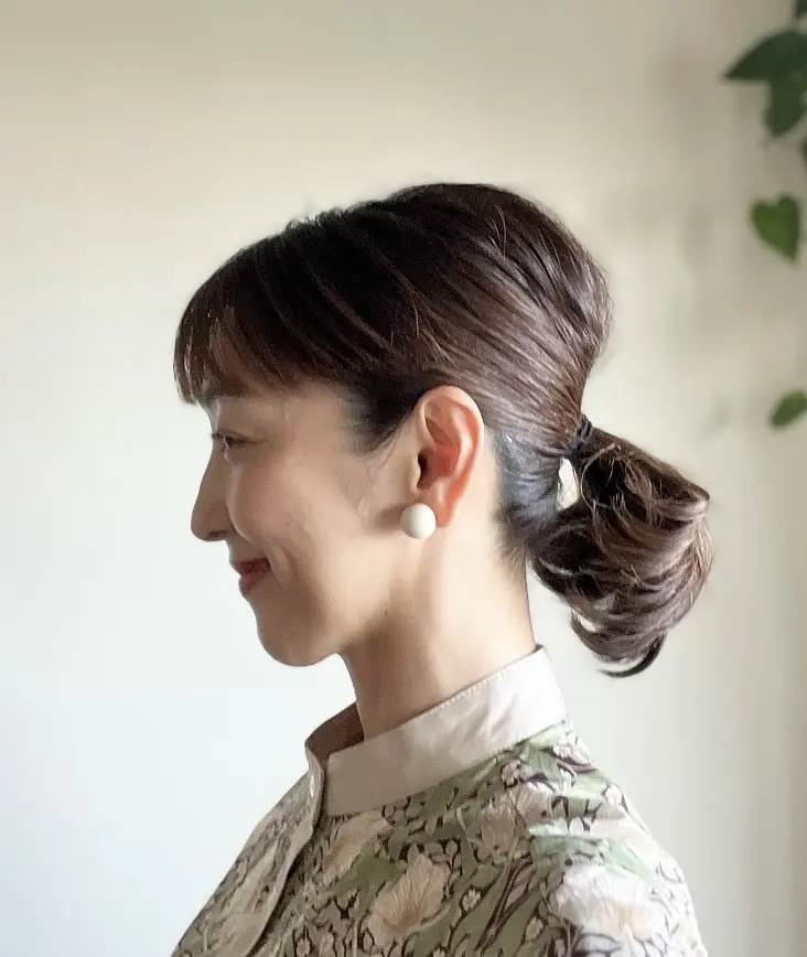 ただゴムで結ぶだけだとニュアンスが出ないので、結ぶ前に毛先をヘアアイロンでワンカール。