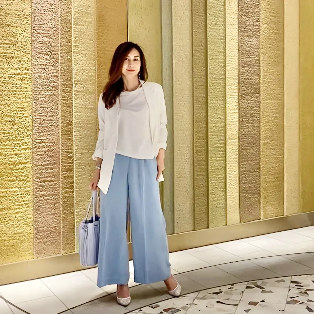 水色ワイドパンツと白ジャケットのコーデ