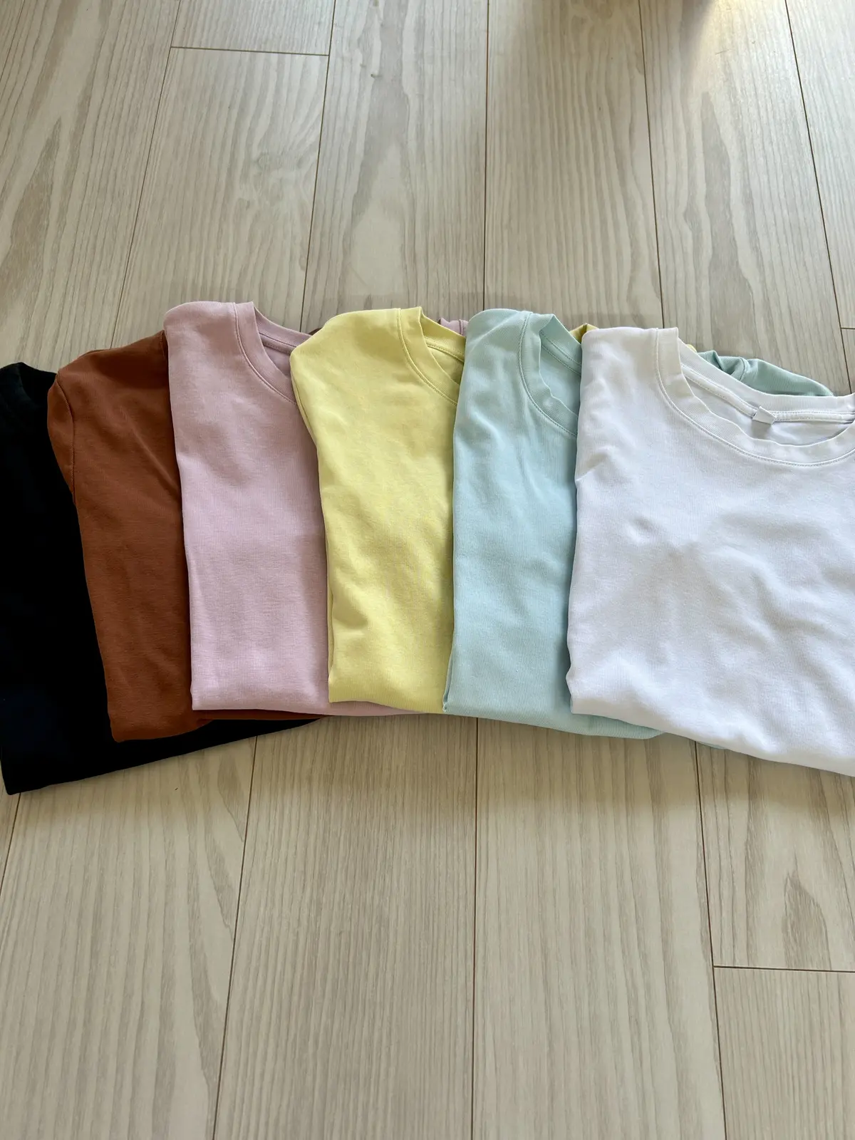 小物で差がつくユニクロカラーTシャツコーの画像_1