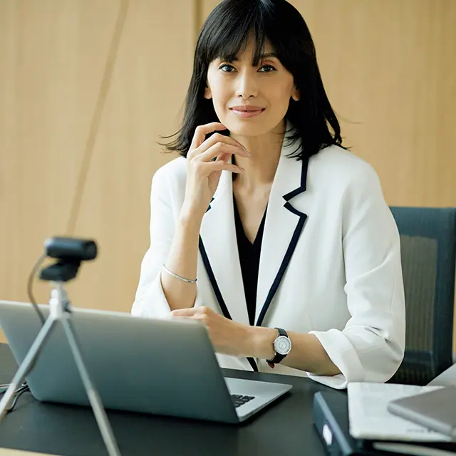 濃紺のパイピングでシャープかつ引き締まった印象に。 顔映えする白ジャケット