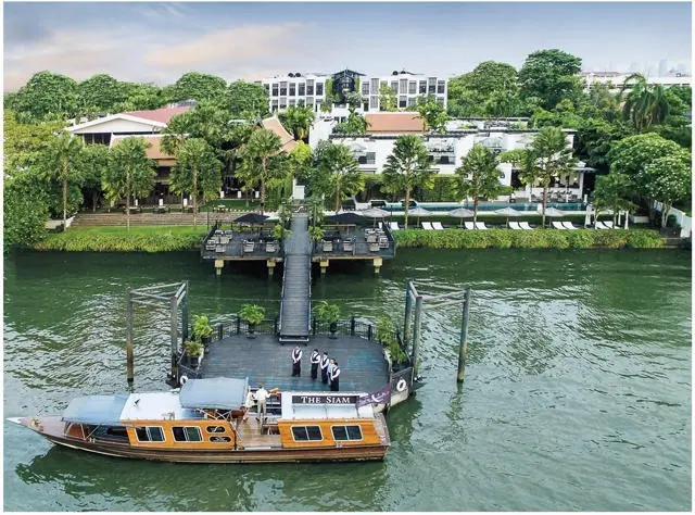 川沿いの1万2000㎡余りの敷地に広がる。桟橋から発着するボートは、ゲスト専用