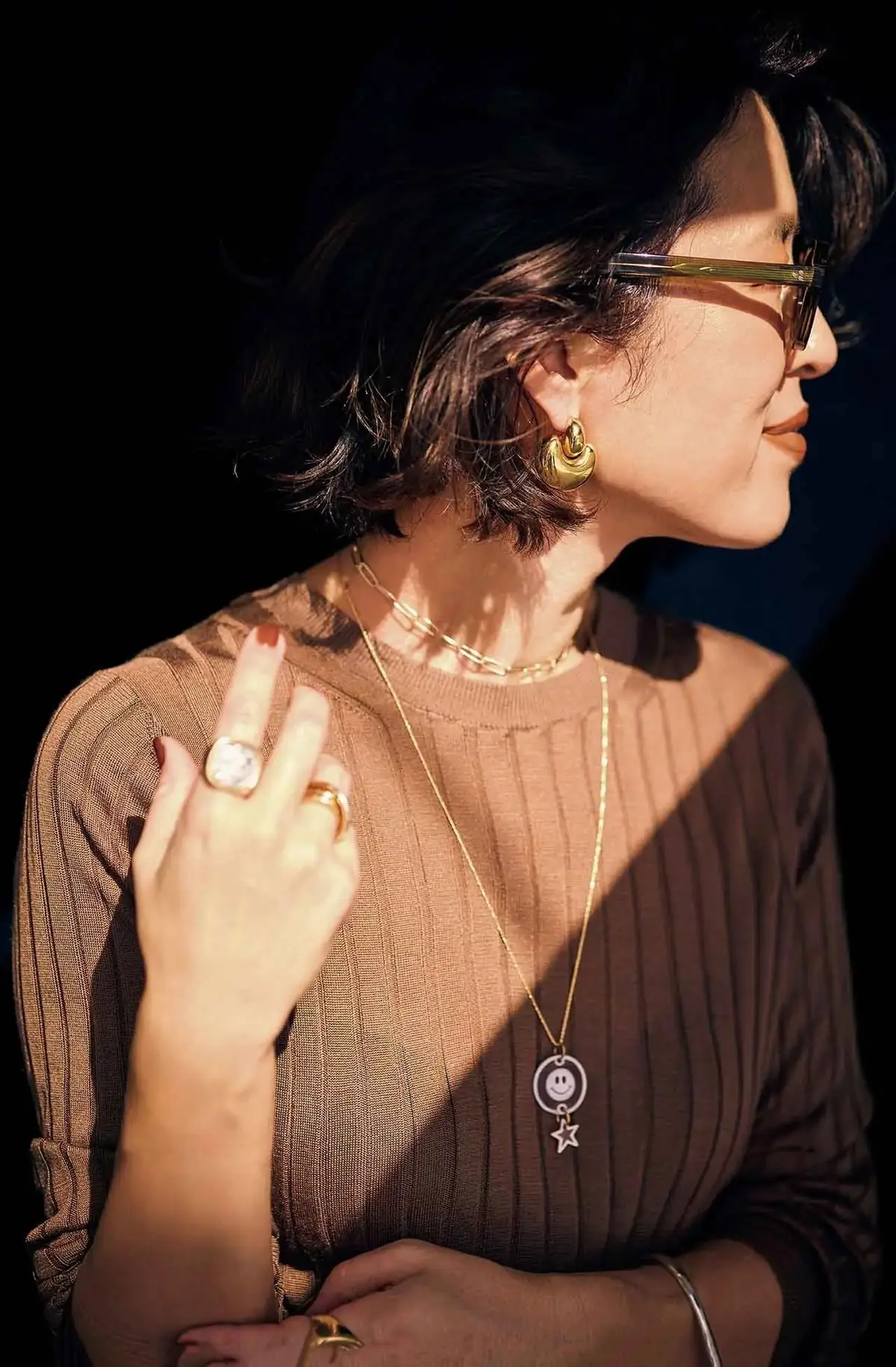 ゴールドをベースに、シルバーを少し。地金ジュエリーのミックスでブラウンニットに奥行きを