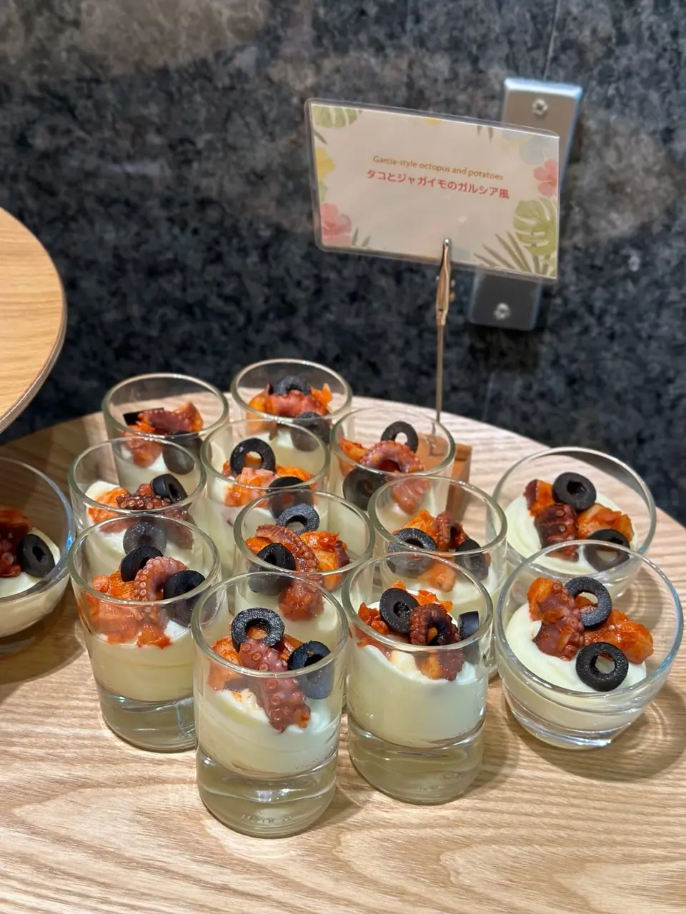 夏のブラックコーデでトロピカルなホテルブの画像_4