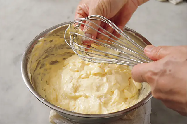 残りのメレンゲも加え、泡をつぶしすぎないよう、しかし均一になるように混ぜる。