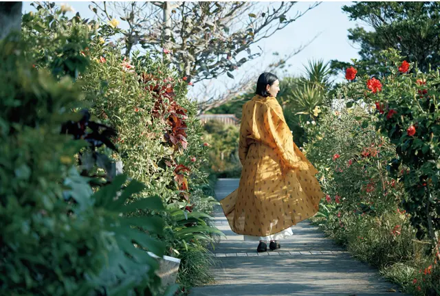 美術品とも称される喜如嘉の芭蕉布を着て、館内を散歩することもできる。「涼風を装う芭蕉布サロン」は1名￥265,000（サ込、宿泊料別）。芭蕉布インビテーション、芭蕉布会館の見学、琉球古典舞踊の鑑賞、ウンチャナシ試着体験が含まれる（2名から実施、2週間前まで受付、要予約）。