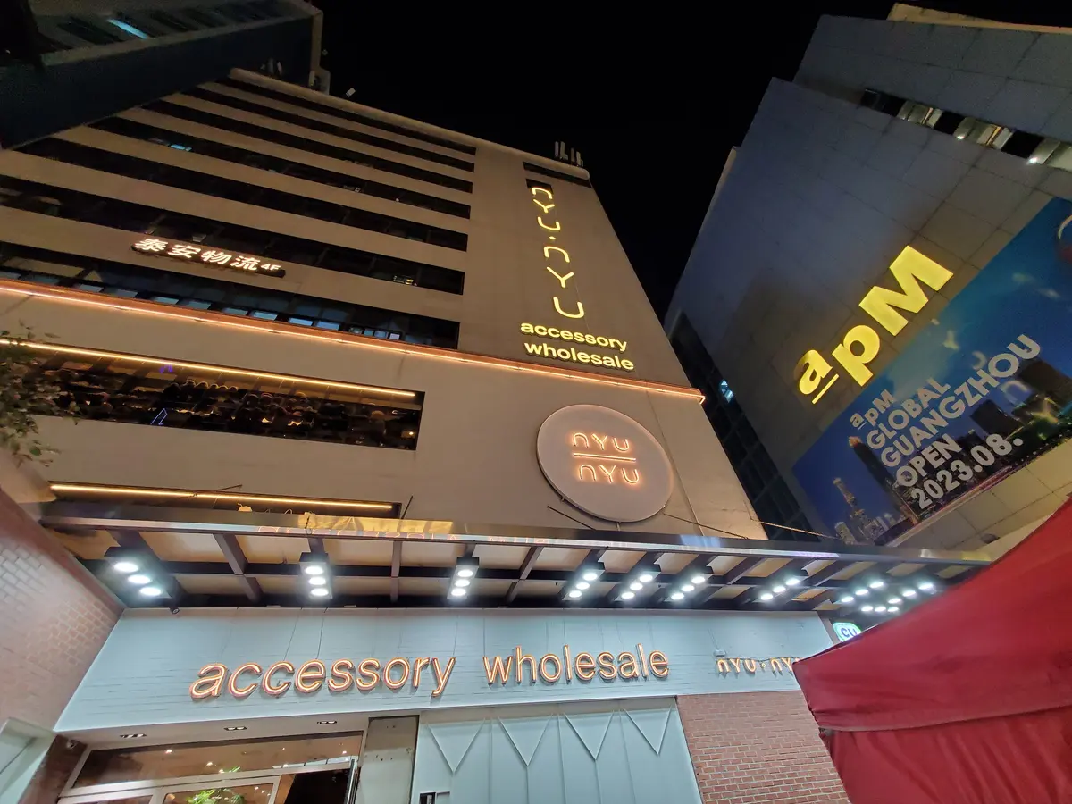 大人気のアクセサリー卸の店「 nyu nyu」お隣にはお洋服卸の「apM」