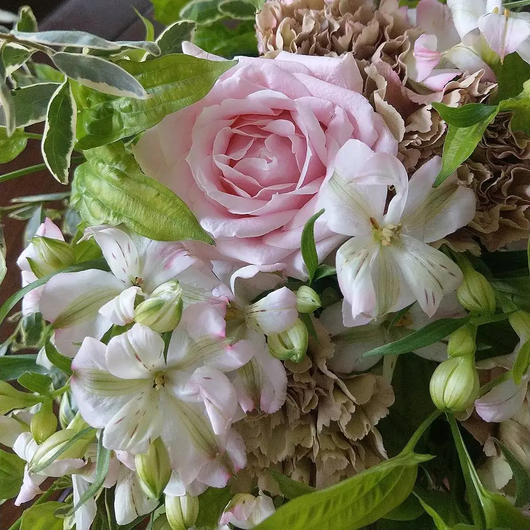 優しいピンク色のバラと小ぶりのリシアンサス