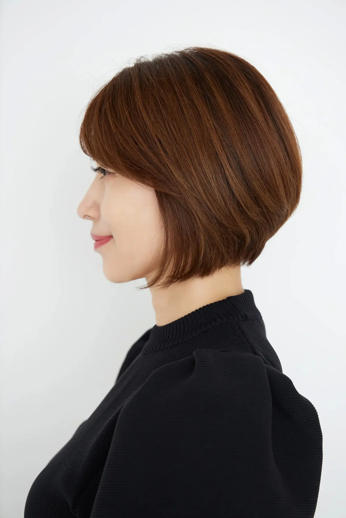 ボリューム感もシルエットも◎。50代のしゃれ見えボブの鍵は、丸みと“盆のくぼ”