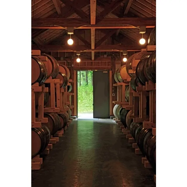 別棟の貯蔵庫。空調設備はなく、土地の四季の気候の中でゆっくりと熟成が進む。