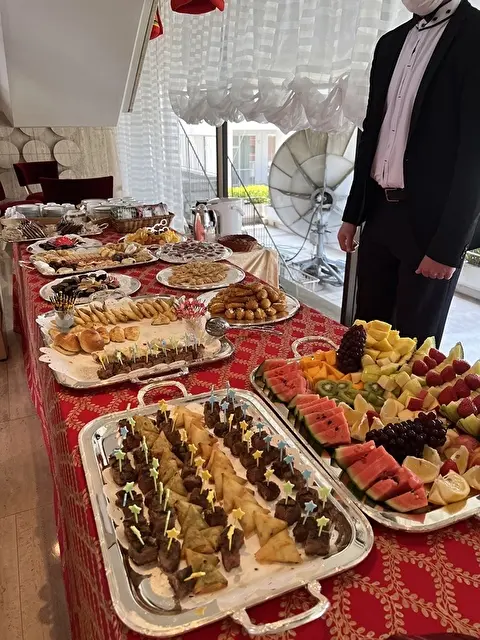 アラブのお菓子にも興味津々