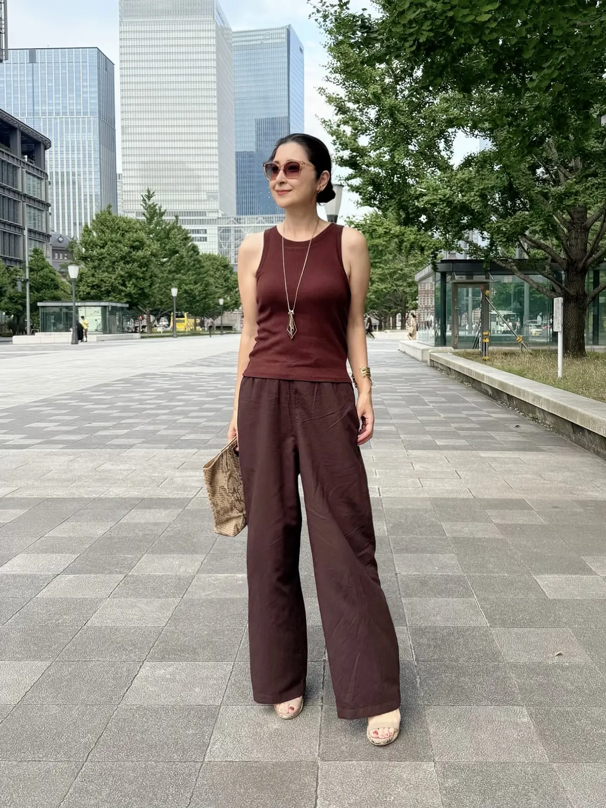 ユニクロ　アラフィフコーデ　50代　茶のリネンブレンドイージパンツ　茶のブラトップ　パイソン柄バッグ