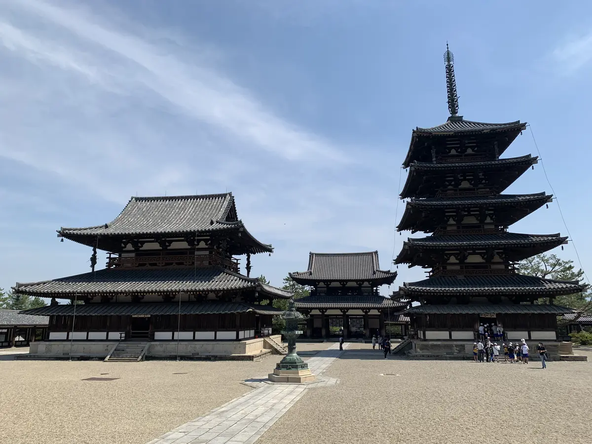 法隆寺の境内　左は金堂、真ん中は大講堂、左に五重塔