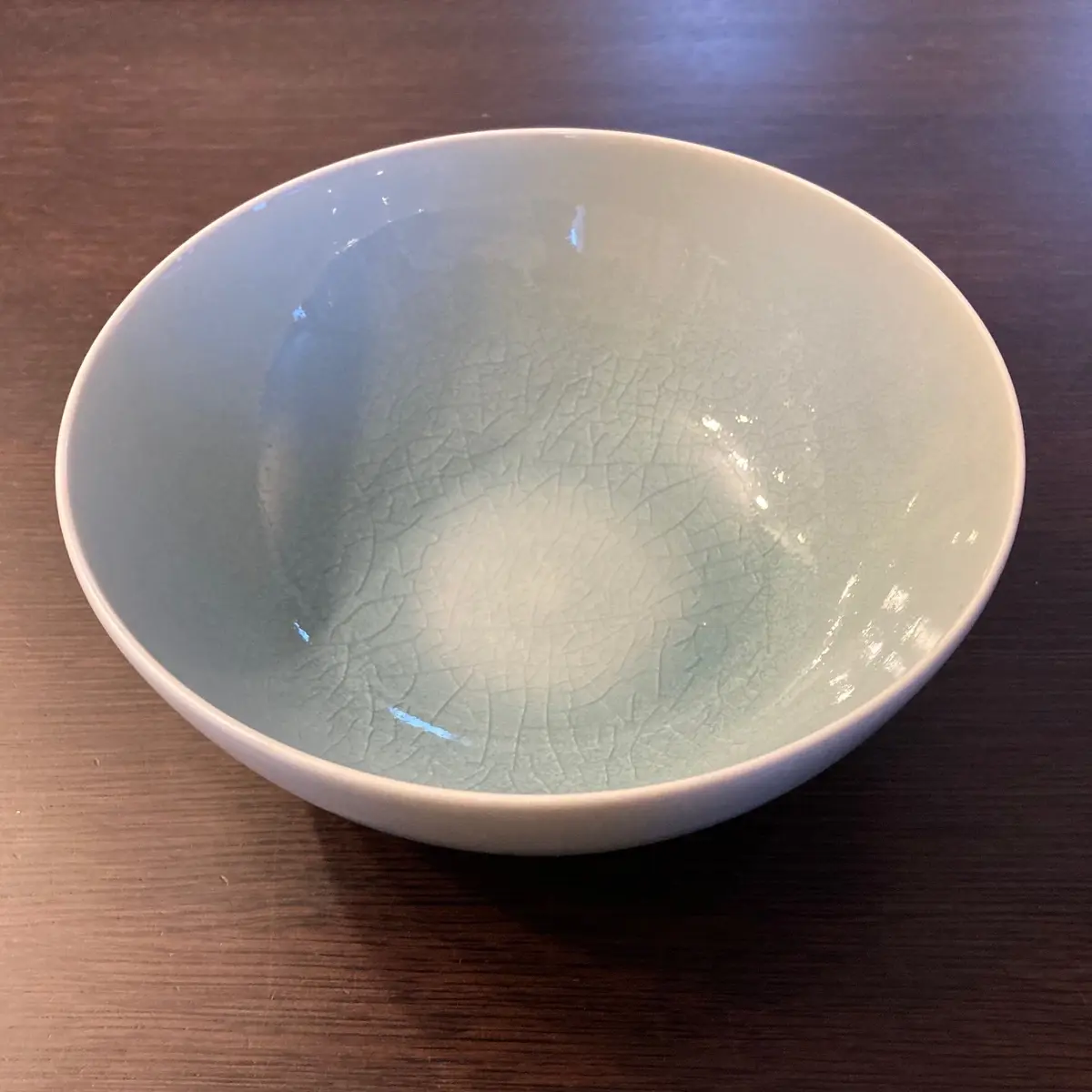 淡いブルーのセラドン焼きの器