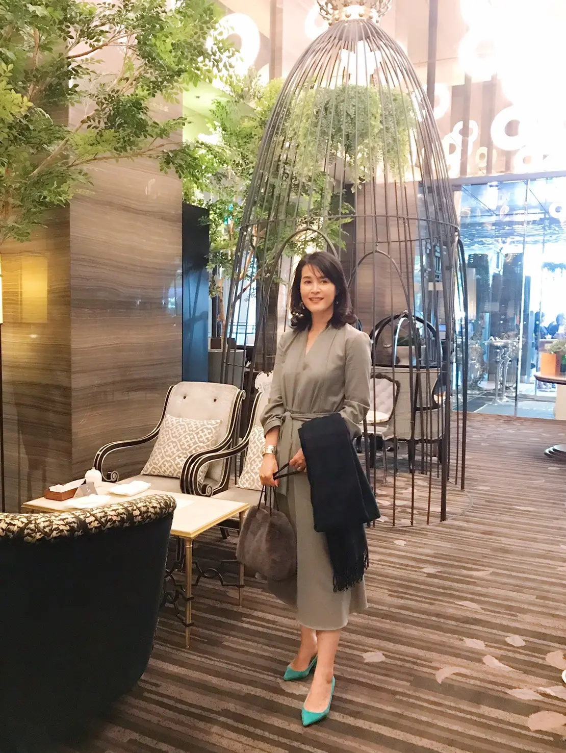 ZARAのグレーワンピ&もふもふバッグの画像_3