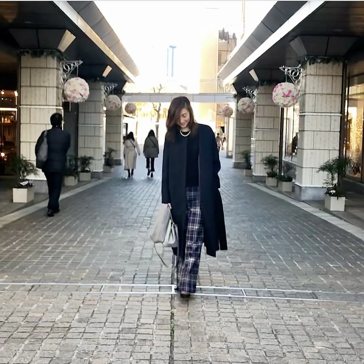 初めてのネイビーコートでフェミニンに。の画像_3