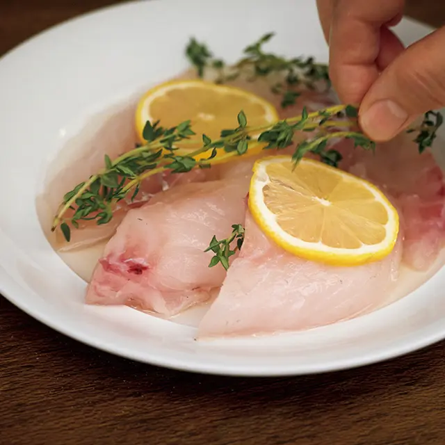 レモンとタイムの香りが魚の生ぐさみをとってくれて、さわやかな風味になる