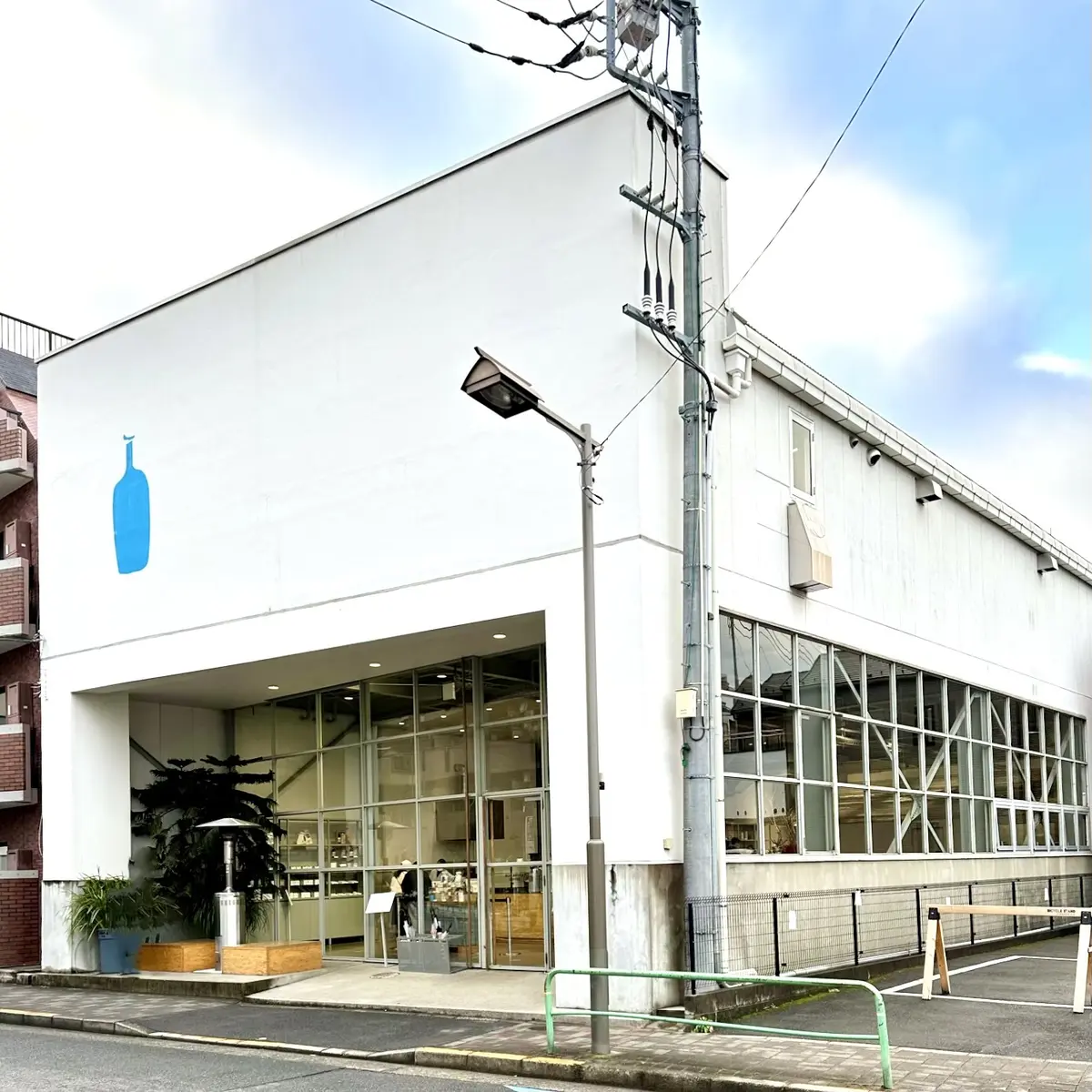 「ブルーボトルコーヒー清澄白河フラッグシップカフェ」外観
