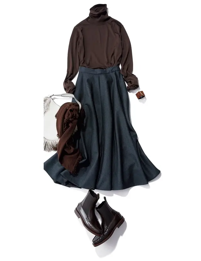 ニット￥31,900／スローン　スカート（コサージュつき、10月上旬発売予定）￥67,100／ebure GINZA SIX店（ebure）