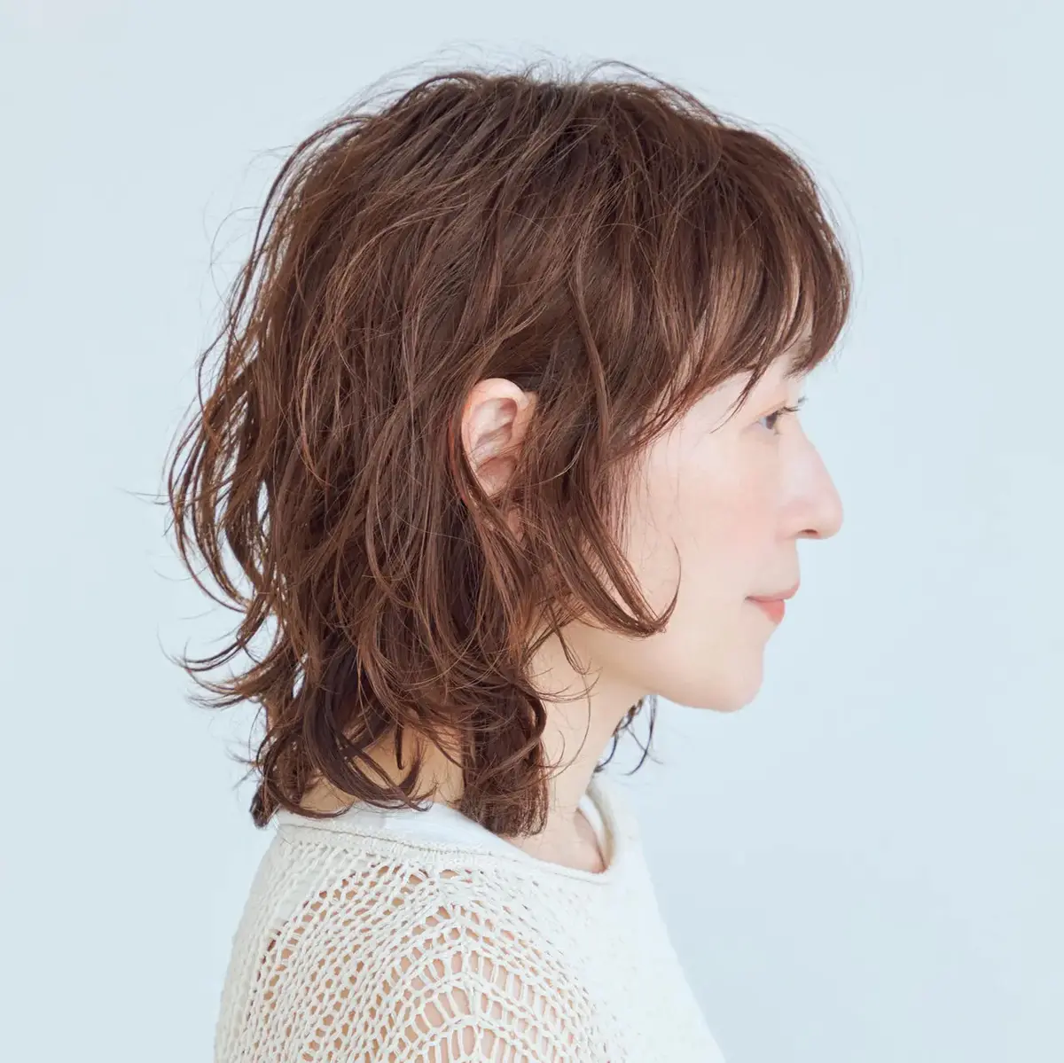 ゆるいパーマの動きとレイヤーの組み合わせで、おしゃれヘアの可能性が広がる