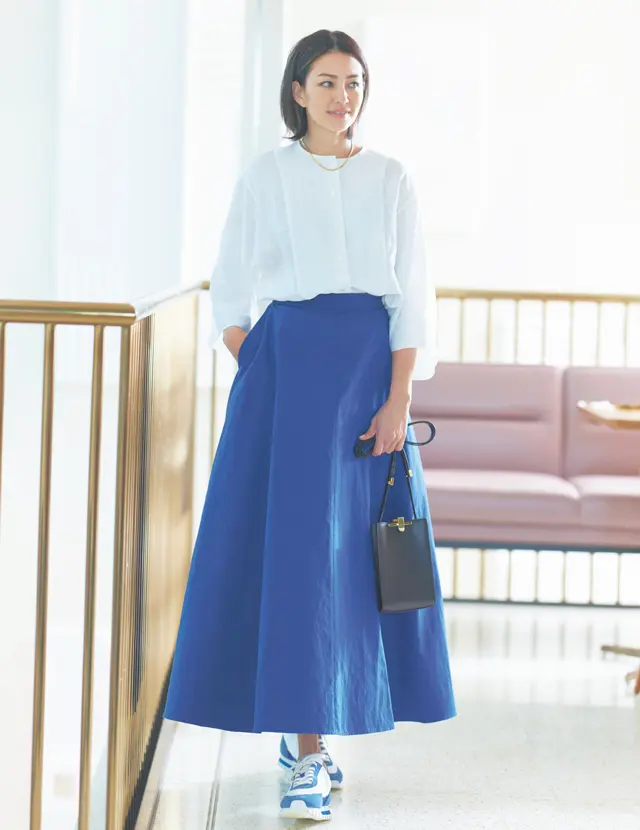 ムードのあるリネンシャツできっぱりとしたブルーを優しく中和