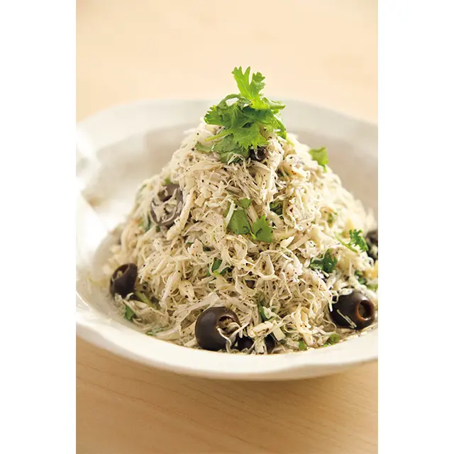 白菜と湯葉のせん切りに、トリュフとパクチーをあえたサラダ。酸っぱくてクセになる「松露白菜心（ソンロウバイツァイシン）」NTD320