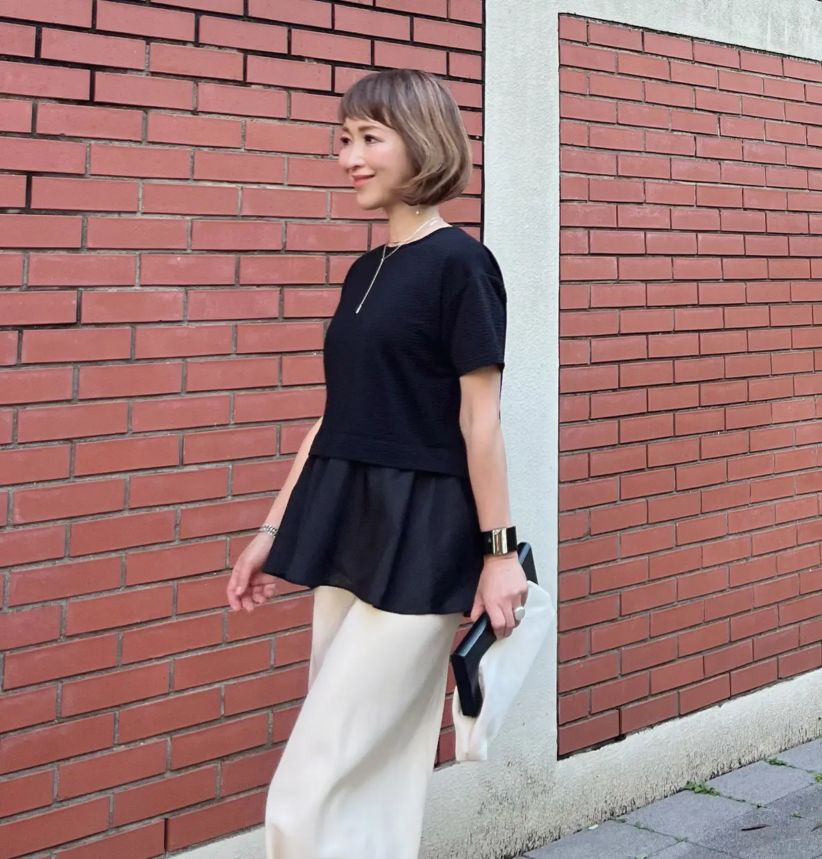 E by eclatの「異素材切替ブラウの画像_2