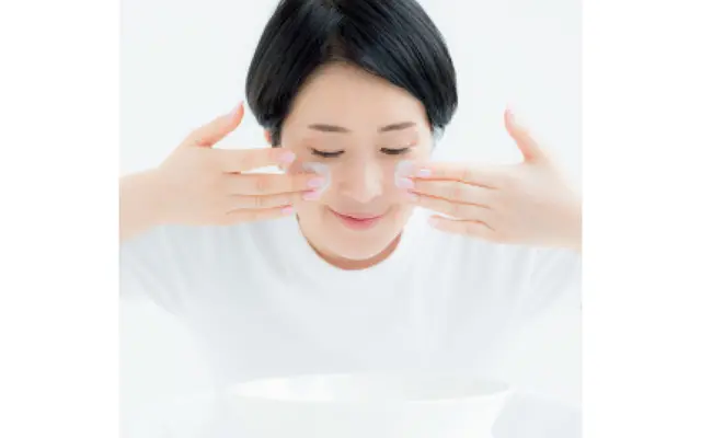 お湯をためた洗面器からのスチームを浴びつつ、乳液を顔全体にたっぷりとオン