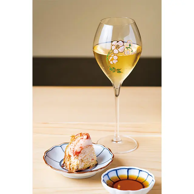 昼の「開業3周年記念メニュー」より。おつまみ3品の中から「毛 蟹の甲羅づめ」。