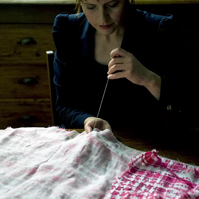 特殊な素材を織り込んだツイード地の手織りまで、あらゆる技術が駆使されている