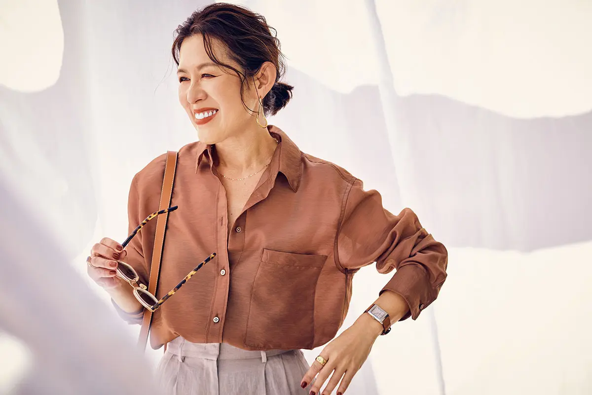 ブラウンのシアーシャツが 軽やかな色気を演出