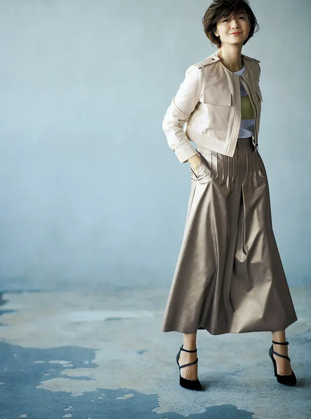 ゴールドスカートとバランスよく着られるショート丈ジャケット