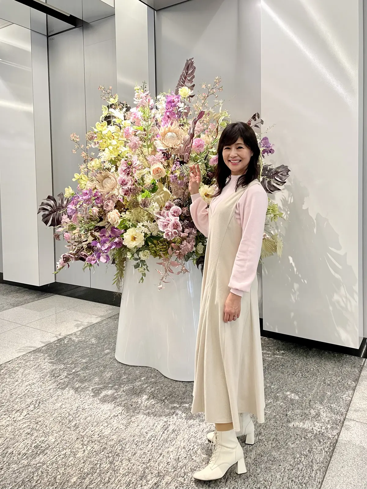 ピンク、ニット、ピンクニット、ワンピース、白ワンピース、ホワイト、ブーツ、ショートブーツ、白ブーツ、白ショートブーツ、ボブ、ロングボブ、ロングヘア、ボブヘア、春、春服、春服コーデ、春コーデ、春ファッション、冬、冬服、冬服コーデ、冬コーデ、株式会社ワールド、WORLD、titivate、titivate select、ティティベイト、株式会社ALEFS、ITS'DEMO、VELWIN、RANDA、ランダ