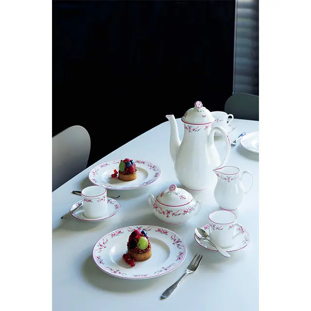 アネモネの花が描かれた可憐なロイヤルウースターのティーセット。