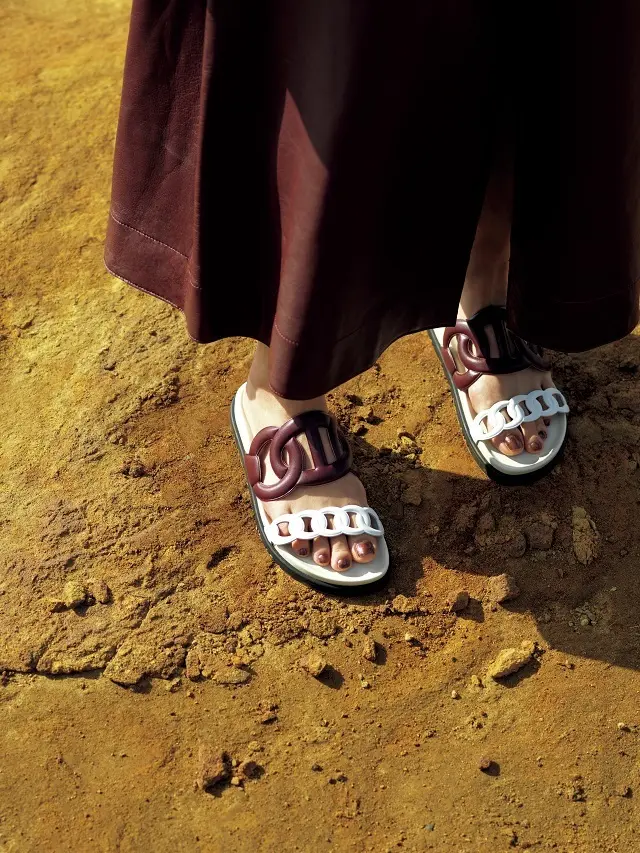 象徴的なチェーンモチーフのサンダルで、足もとにときめきを