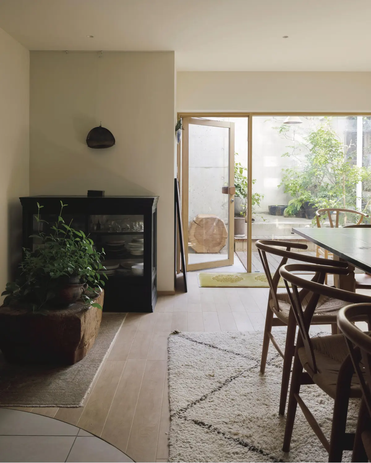 【50代の実家問題】美しく経年変化する素材を用いてリノベーション。“自分らしく住み継ぐ”という選択　野村友里さん　サロンの内装