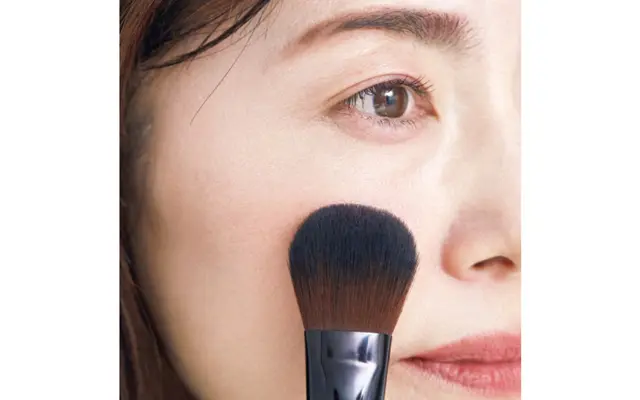 頰の高めの位置に血色感をプラス