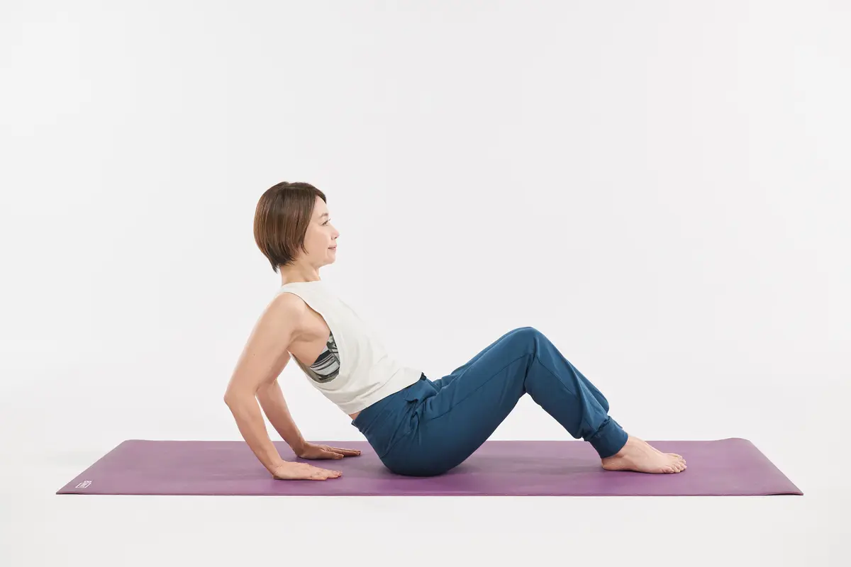 両肘を真後ろに引くように曲げ、そこから手のひらで床を押して上体を元に戻す