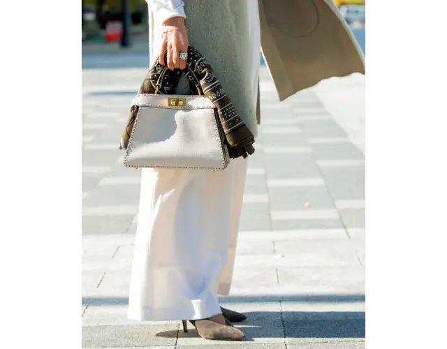 フェンディのピーカブーも、ムートンジレとおそろいのグレージュをチョイス。