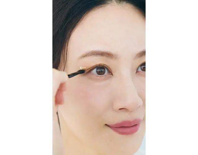 3.ダークベージュで二重を引き延ばす