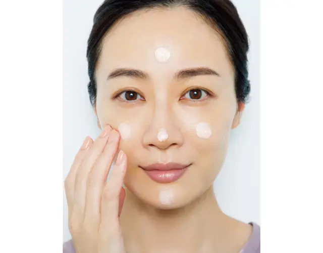 《1》パール粒大の下地を顔に5点置き