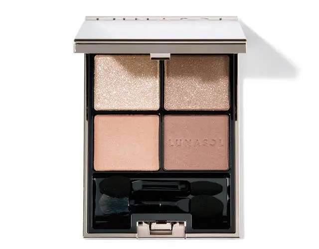 2.セミマットな左下のベージュオレンジと、右下のダークベージュで、年相応の目ヂカラが完成。ルナソル アイカラーレーション 18 ￥6,820／カネボウ化粧品