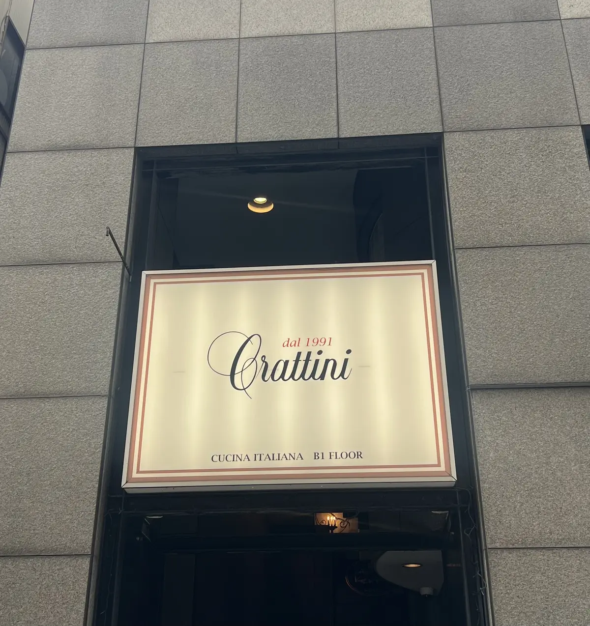 マンゴーカラーのワンピースを着てフルーツの画像_1