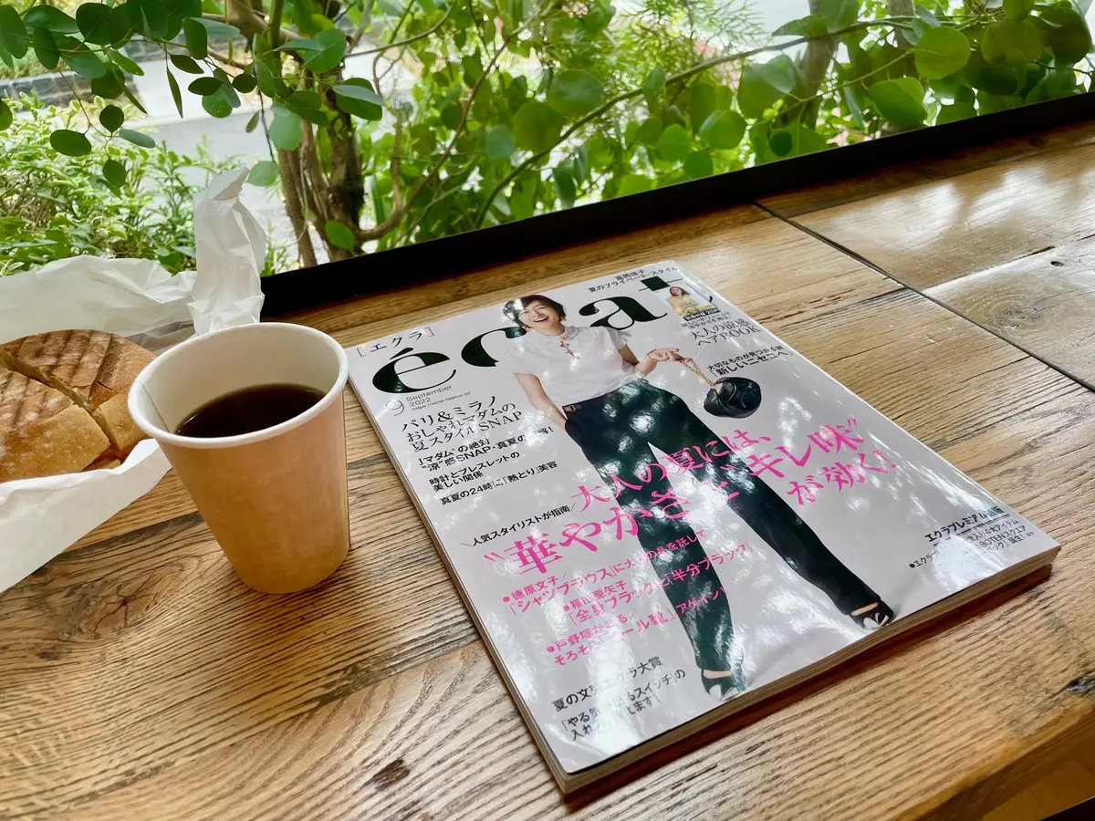 バルティザン ブレッドファクトリーでエクラ９月号を読む