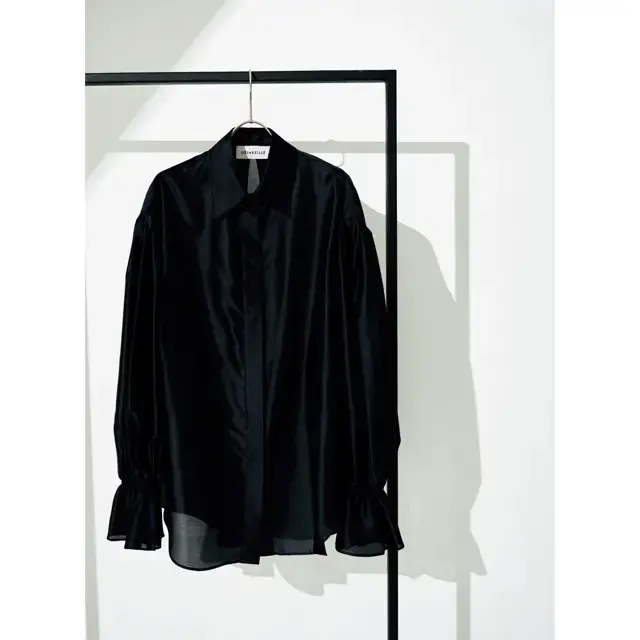 【大人のエレガントなシャツ】今季らしいディテールがつまった「デパリエ」のシャツ