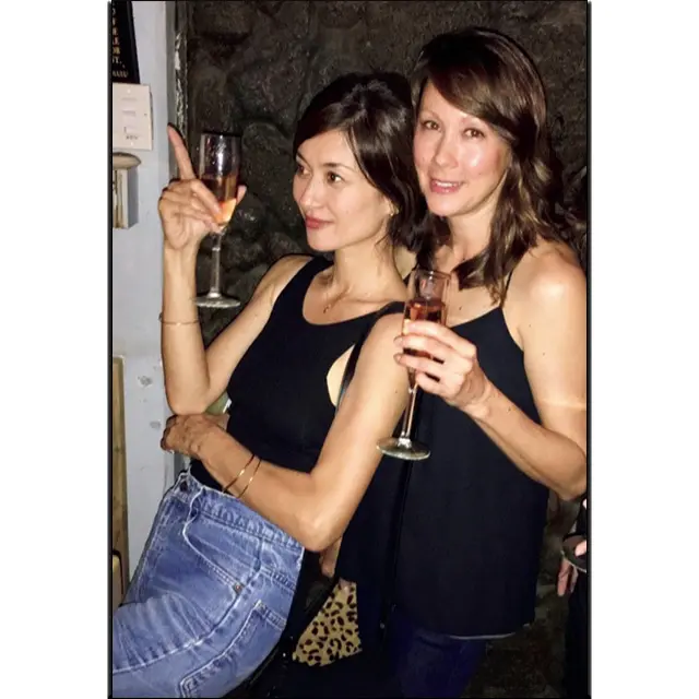 体に合うジーンズとブラックのタンクトップ