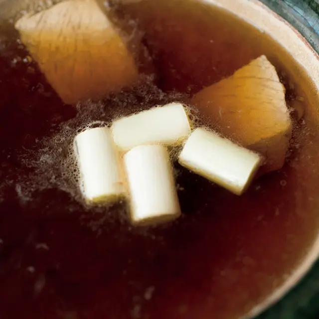 かつお だしにマグロと長ねぎを入れる