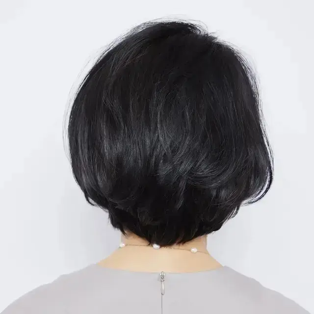 「深め前髪」で若返る！ふんわりショートボブ