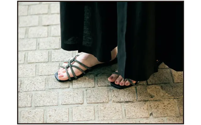 赤いペディキュアとラメサンダル