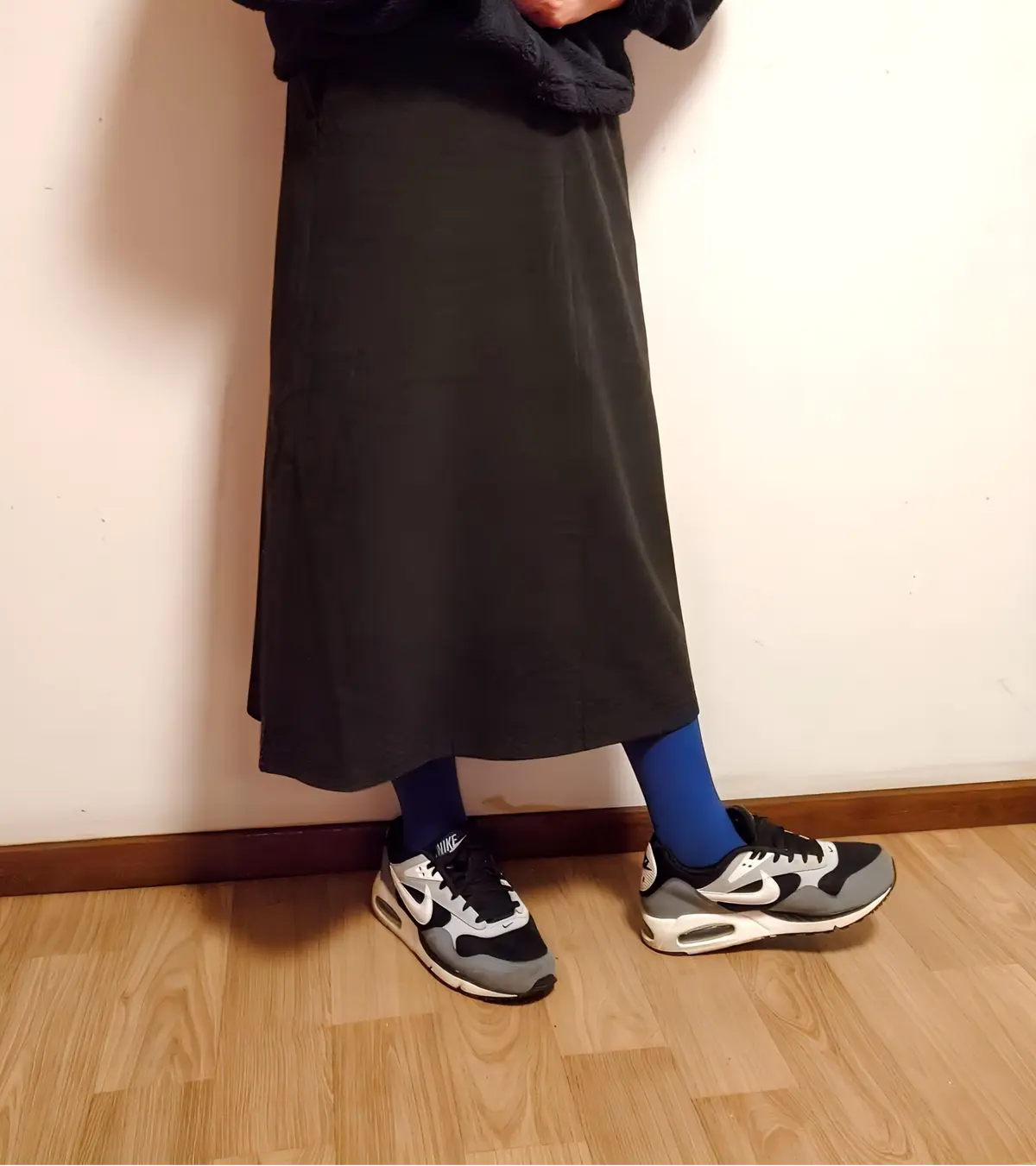 ラベンダーブルーのカラータイツスニーカーコーデ①