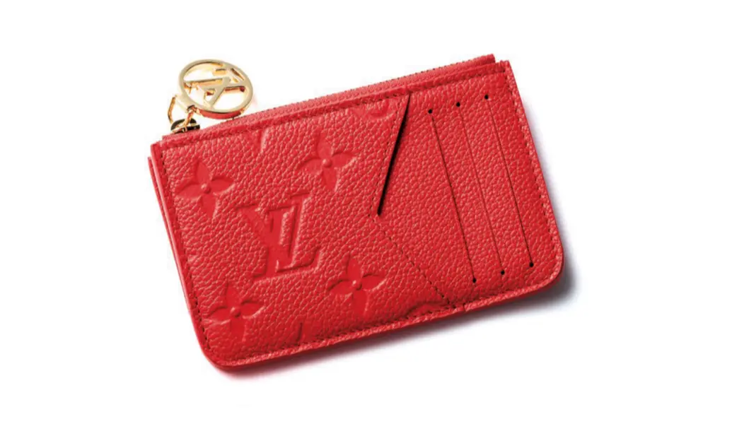 深みのあるレッドがエンパワーメントしてくれる。エンボス加工で表現したモノグラム・パターンが品格を宿し、大人に寄り添う。 LV サークルの引き手がリュクスなアクセントに。カード挿し4、ポケット1。カードケース（8×12×0.8）￥77,000／ルイ・ヴィト ン クライアントサービス（ルイ・ヴィトン）